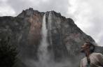 Impressionado com a imponência do Salto Angel, a mais alta cachoeira do mundo, em Canaima, no sul da Venezueka